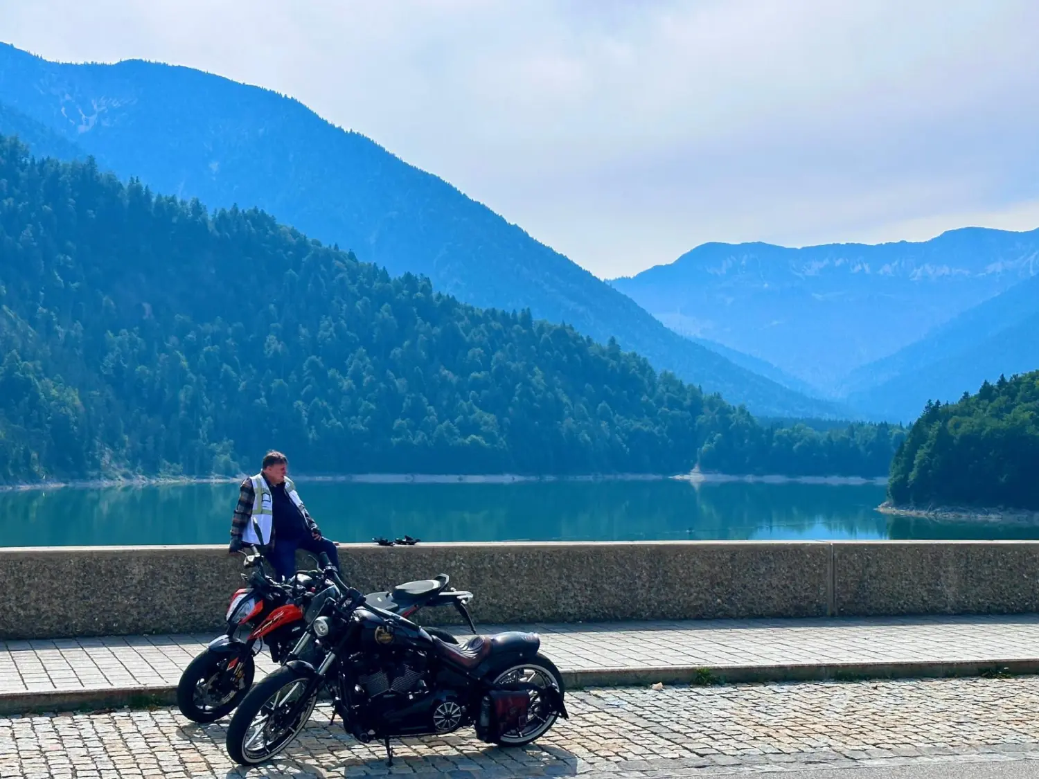 FAHRSCHULE O´KKONER - Mann auf Brücke über Fluss